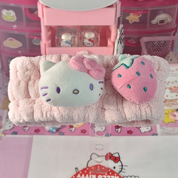 Hello Kitty Limited Edition Strawberry Graphic Bath Headband - Picture 1 of 6